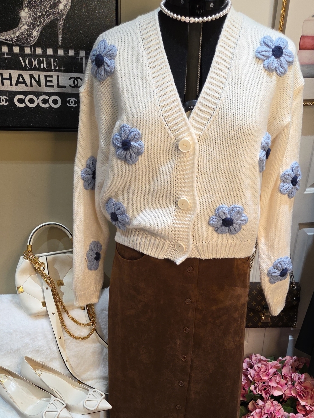 Nwt M Luna Cream Floral Appliqué V-Neck Button Cardigan